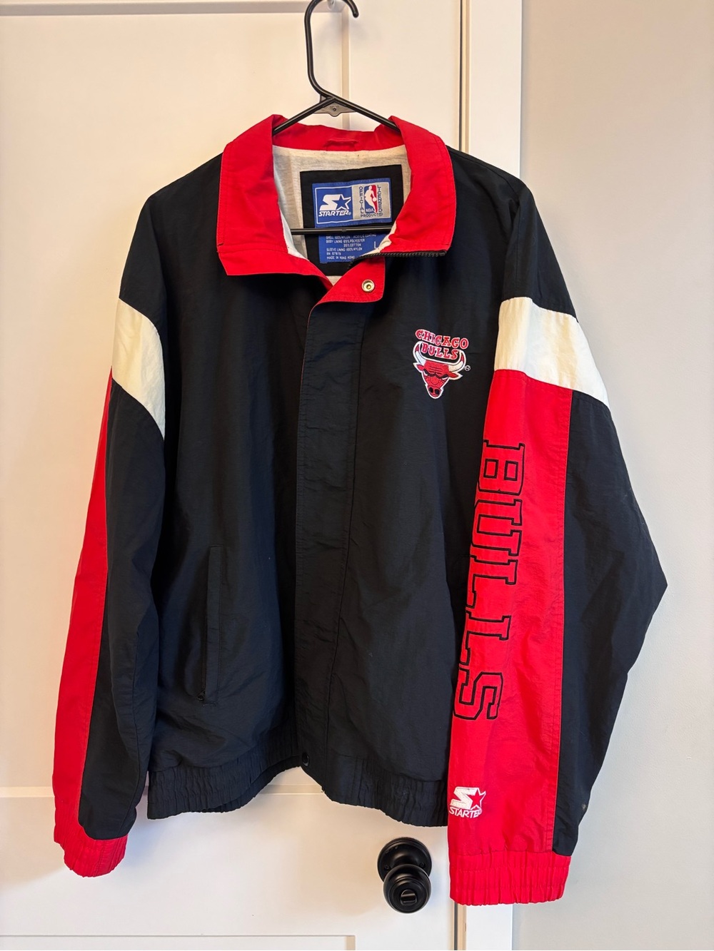 Vintage STARTER Chicago Bulls Black, Red & White Retro Jacket